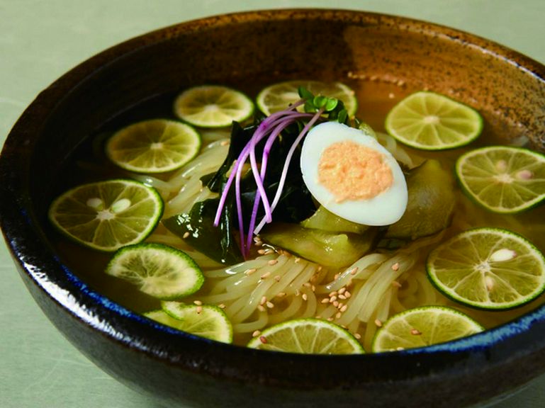 自家製牛骨スープが味わい深い『すだち冷麺』