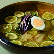 岩手県盛岡産の麺を使用した『すだち冷麺』は、すだちの酸味でさっぱりいただける、焼肉の〆にぴったりの一品。自家製の牛骨スープと自家製タレが織りなす、複雑で深い味わいがクセになります。