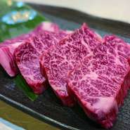 一頭からごく少量しか取れない希少部位・ハラミのなかでも、特にクオリティの高いものを厳選して提供。バランスよく入ったサシが抜群で、旨み深い味わいも最高です。お好みでタレもしくは塩で提供しています。