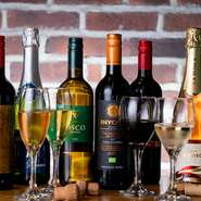 ワインビュッフェは約50種の赤・白・スパークリングワイン、サングリアがビュッフェ形式・時間無制限で飲み放題！ワインシャンデリアよりお好きなグラスを取ってお好みのものを自由に開けて注ぐセルフスタイル！