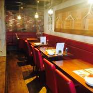 ESOLAはお洒落でスタイリッシュなワインバル空間！カウンターやテーブル席など、小人数様から大人数様まで多彩なレイアウトでご用意が可能です。貸切や結婚式の二次会などもお気軽にご相談ください！