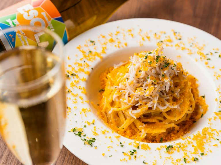 切りたての｢生ハム｣や｢デュカスチーズ｣､｢季節のアヒージョ｣など､ワイン合うおつまみを揃えました♪