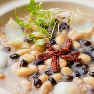 「ニセコフードコミッション企業組合」で製造されるグルテンフリー・デイリー（乳製品）フリー食品を使用し、おいしい料理でもてなしてくれる【味楽屡　ゆきや】。店を訪れるすべてのゲストをあたたかく迎えます。