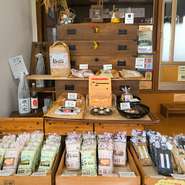 店の一角には直販コーナーがあり、気に入った商品をその場で購入することが可能。米粉や発芽玄米をはじめ特別栽培米の“ゆめぴりか”や“ななつぼし”、クッキーやラスクといったスイーツもそろいます。