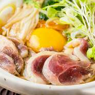 北海道の大地に育まれた草や米を食べ、田んぼの中を駆け回って育つ合鴨。味わい深い鴨肉に地元産の野菜や卵を合わせ、身も心も温まる一品に仕立てます。グルテンフリーの自家製麺は、うどん・そばを選べます。