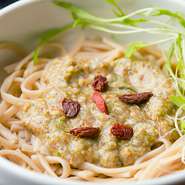 米粉に発芽玄米を配合した自家製そばに合わせるのは、山菜・山芋・納豆・もずくをはじめとする10種類以上の“ねばねば”食材。食物酵素や栄養素を壊さないよう、キリッと冷たい麺でいただくのがオススメです。