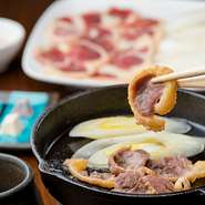 きれいな水を張った田んぼでのびのび育つニセコ産の合鴨。風味がよくコクのある味わいは、鴨料理を多く手掛ける有名ホテルのシェフも絶賛した逸品です。さらりとした京風の割り下（グルテンフリー）でどうぞ。