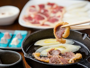 味わい深い肉の旨みを堪能できる『ジビエ合鴨すき焼き（京風）』