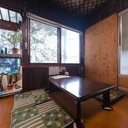 古きよき日本家屋を思わせる店内にはどこか懐かしい雰囲気が漂います。金魚が泳ぐ水槽では、飼育水を使って野菜を育てる“アクアポニックス栽培”を実践。鮮度抜群のスプラウトなどが料理に華を添えます。