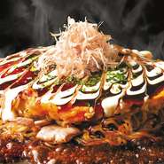 おなじみのモダン焼き！豚肉たっぷりのお好み焼きにたっぷりの焼きそば麺と下北たまごでボリューム満点！モダン焼きの名前の由来は、焼きそば・お好み焼きが両方食べられて、モ・り・ダ・く・さ・ンが由来とか(笑)