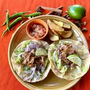 各種食材に、オリジナルにブレンドしたスパイスを加えた自家製タコス。