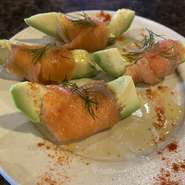 アボカドを、スモークしたサーモンで巻いた女性に大人気の前菜。