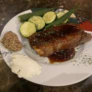 1時間煮込んだスペアリブ。さらに表面を焼きあげ、オリジナルBBQソースを合わせた一品。