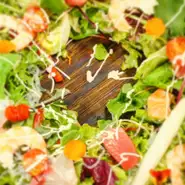 オシャレ女子の心をくすぐるメニューが揃っています。丹波篠山産の野菜や自家製フルーツビネガーなど女性から支持を集める美味がずらり。特に『香潤鶏のスパイスマヨ焼きと名物海老パンのコース』が好評です。