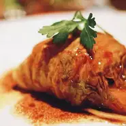 韓国の叔母が特別につくる白菜キムチ。その中に鮪・サーモン・カンパチなどの新鮮な魚介類を包み込んでいます。まずはコレとオーダーする方も多い看板メニューです。お酒のお供にもぴったり。