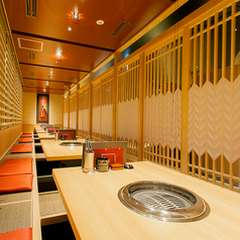 足を伸ばして快適に、大人数でもくつろげる座敷