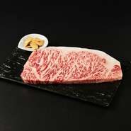 静岡そだちのサーロインを豪快に約150gカット。肉厚でジューシーな食感と豊かな旨みは、見た目にも迫力があり、満足感を届けてくれるお店自慢の一品です。