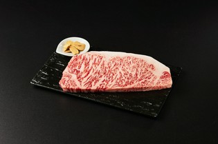 豪快な厚切りで楽しむ『特選サーロインステーキ』