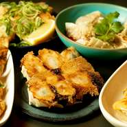 国産の豚肉100％を使用した自慢の餃子を提供しています。スパイスもすべて国産で、店主が厳選してブレンド。地元の恵みを活かすため、地産地消を大切にし、関西の豊かな自然が育んだ新鮮な野菜を使っています。