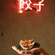 大阪の一口餃子をベースに、女性の方に向けてデザインされた餃子。15種類の餃子は小ぶりでパクパクと食べられるのが特徴です。ビールだけでなく、サワー系のドリンクや自然派ワインなども揃っています。