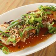 白菜、豆腐、春雨、もやしなどのヘルシーな素材と、豚肉を100％使用。特製のタレには和風テイストの麹味噌がブレンドされ、奥深い味わいを生み出しています。