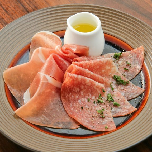 生ハムとサラミソーセージ