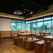 オシャレでオープンな空間は、女子会にも最適。2～15人規模で利用できるVIPルーム（個室）も完備されています。オシャレな空間＆アイデアが光る一品料理で、カップル、友人同士など幅広く活躍してくれそうです。