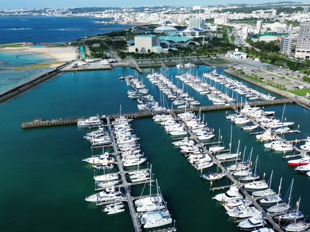 「宜野湾マリーナ」構内。家族や友人との一時に最適なスポット