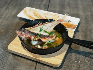 沖縄の魚を大胆に使用『グルクンアヒージョ』