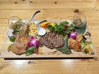 ステーキ３００ｇを使った豪華肉盛りプレート