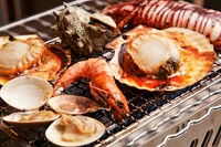 エビ・ハマグリ・サザエ・イカ・ホタテと、人気の海鮮の豪華盛り合わせ。海を眺めながらの浜焼きはまさに格別。オーシャンビューと共に楽しんでいただきたい、贅沢セットです。