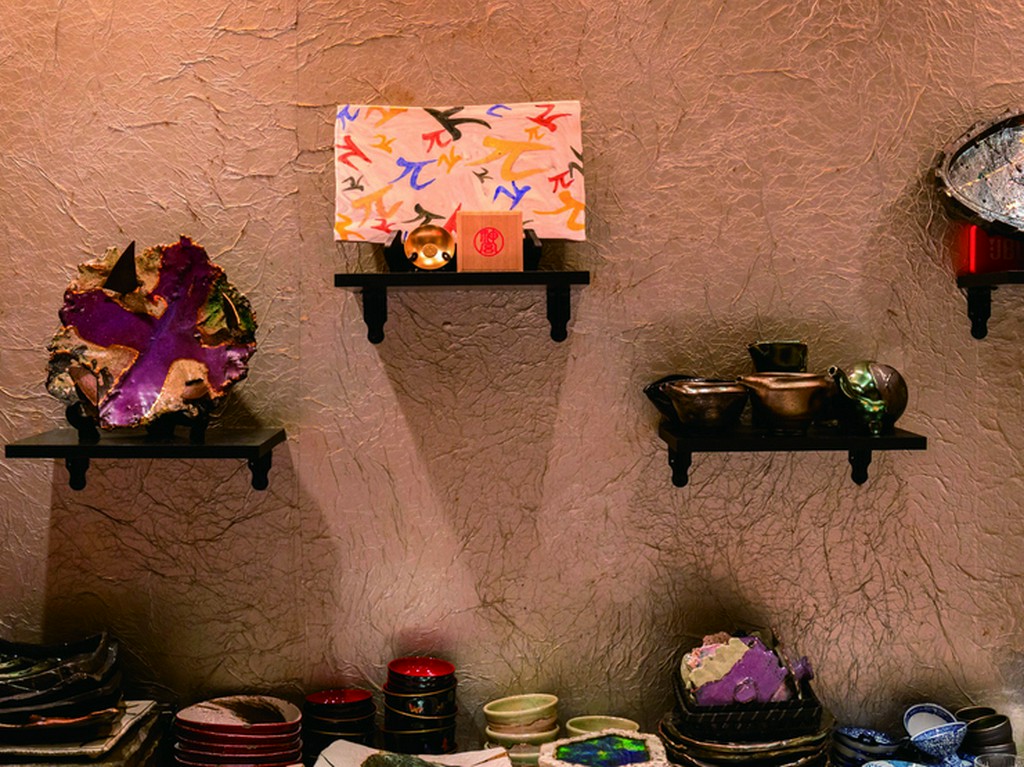 目でも楽しめる、華々しい器と四季の恵みが織り成す一皿