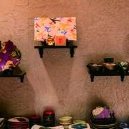 父親の仕事の影響で、陶器に造詣の深い野村さんが使う器は、信楽焼が中心。カウンター奥の壁面に飾られているπの字の器は、周年の記念につくってもらった信楽焼の器で、店の代表的な器になっているそうです。