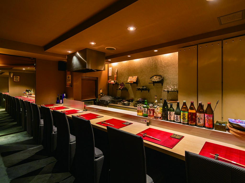 ゆったりと食事を楽しめる、大人のための隠れ家空間