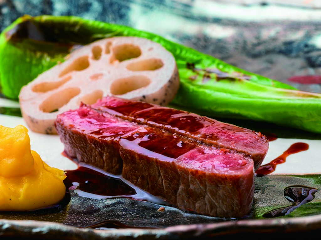 ジューシーで肉の旨みを堪能できる『《温物》黒毛和牛ステーキ』