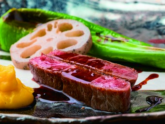 ジューシーで肉の旨みを堪能できる『《温物》黒毛和牛ステーキ』