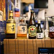 『獺祭』『十四代』『九頭竜』をはじめとしたプレミアム日本酒、『山崎』『白州』などのプレミアムウイスキー、ワインソムリエによる通好みなセレクトワインなど、お肉にも海鮮にも良く合うおいしいお酒が揃います。