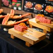 築地場外市場の賑やかな空気を楽しみながら、フラッと立ち寄ることができます。店内はカジュアルな雰囲気ですが、提供される料理は最高級品ばかり。そのギャップに驚く人は後を絶ちません。