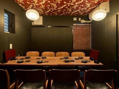 バリエーション豊富な料理を囲んで盛り上がる歓送迎会