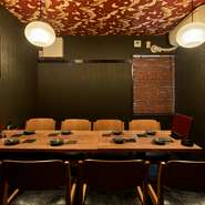 個室の静かな環境は、ビジネスの話や大切な人との時間を邪魔されることなく過ごせるので非常に人気です。スタッフの細やかなサービスも素晴らしく、ゲストへのおもてなしの心を感じられます。