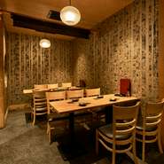 季節の食材を活かした素朴で温かみのあるおばんざいは、どれも心に染み入ります。和食料理が好きな二人には最適です。料理を少しずつシェアすることで、会話も自然と弾みます。