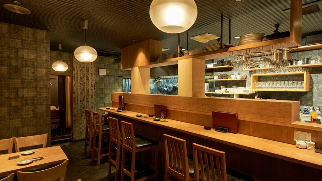 スタッフとの会話を楽しみながら、お酒と料理を堪能