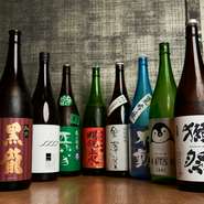全国各地から厳選された日本酒を豊富に取り揃えており、期間限定の日本酒3種を飲み比べることも可能。日本各地で風味や香りが異なり、各地域の特性を感じることができます。