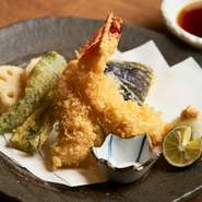 薄く衣を纏わせることで、サクッとした歯触りを楽しめます。それぞれの食材を絶妙なタイミングで揚げ始め、揚げたてを提供。衣には余計な味を加えず、食材本来の味を際立たせています。