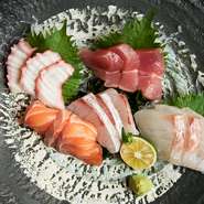 季節ごとに変わる厳選された魚介類が彩り豊かに盛り付けられ、その鮮度と質にこだわりを感じることができます。盛り付けの美しさと、一つ一つの素材が引き立つような配慮がなされた逸品。