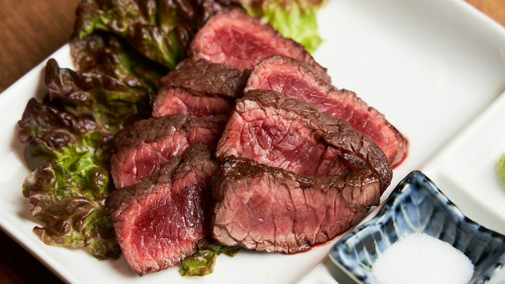 表面は香ばしく焼き上げられ、内側はしっとりとして柔らかい『ステーキ』