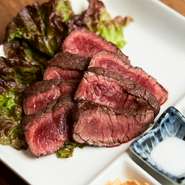 一口ごとに口の中で広がる肉の旨みを堪能。切り口から溢れ出す肉汁は、『ステーキ』の贅沢な味わいを物語ります。塩、ガーリックチップ、わさびの3種から個々の好みでいただきます。