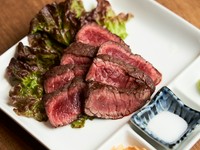 表面は香ばしく焼き上げられ、内側はしっとりとして柔らかい『ステーキ』