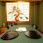 店内には個室も用意されています。畳が敷かれ、落ち着きのある和室は、膝を交え話し合う席を設けたいときにおすすめ。会社の接待や、プライベートな会食にも最適な和の空間となっています。