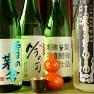 京都や秋田、滋賀など、日本全国各地から取り寄せた、季節ごとに変わる限定の日本酒も店の自慢のひとつです。ワンランク上の地酒を、割烹仕込みの創作和食に合わせて堪能あれ。